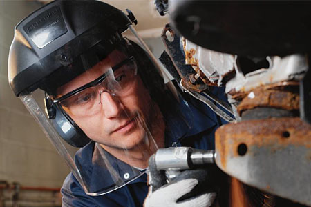 頭戴防護(hù)面屏正在焊接操作的工人