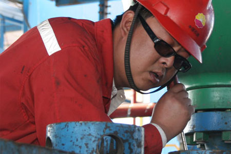 工人進入工作區(qū)域戴防護眼鏡