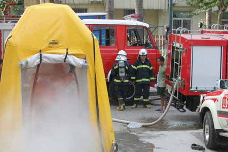 參加救援任務后對全封閉防化服進行專業(yè)清洗