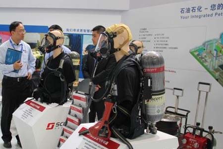 石油化工企業(yè)正在對員工面對面講解個人防護(hù)用品