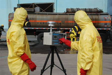 戴防二氧化硫防毒面具處理二氧化硫泄漏應(yīng)急處理