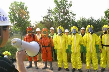 利用破損的防化服來(lái)進(jìn)行教育訓(xùn)練