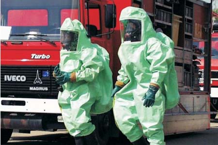 使用A級(jí)防化服進(jìn)行化學(xué)品泄漏救援