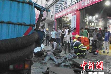 消防員正在對遇險(xiǎn)的化糞池作業(yè)人員進(jìn)行施工救援