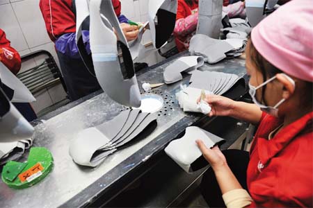 企業(yè)使用防塵口罩應對苯中毒，完不具備防毒面具的防毒性能，不符合防護要求