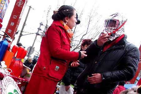 一對一的教大家學習逃生呼吸器佩戴方法