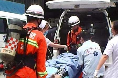 消防員背著空氣呼吸器救援中毒工人