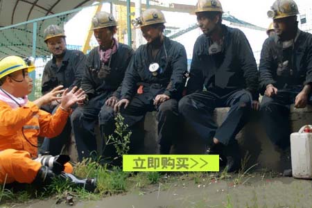 主管對(duì)煤礦工人做煤礦防塵口罩使用培訓(xùn)