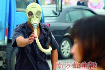 發(fā)生二氯乙烷泄漏,救援人員戴防毒面具對(duì)人群進(jìn)行疏散