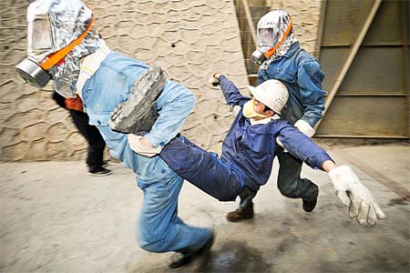 發(fā)生氯氣泄漏,戴防毒面具救中毒人員