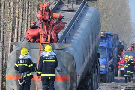 運(yùn)輸甲醇槽罐車(chē)發(fā)生泄漏，消防員戴空氣呼吸器進(jìn)行泄漏處理