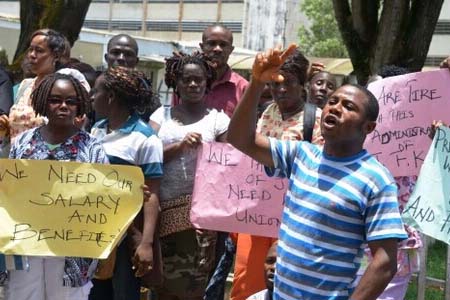 醫(yī)療中心醫(yī)護(hù)人員因埃博拉病毒防護(hù)措施不到位而舉牌抗議