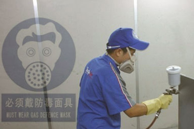 噴油漆過程中戴防毒面具做好個人防護(hù)，預(yù)防甲醛、苯中毒