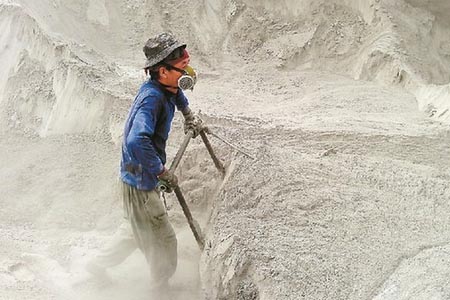 戴防塵面罩在水泥廠做水泥搬運(yùn)工