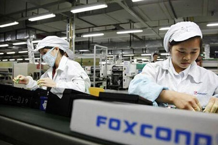 在富士康電子廠戴著防毒口罩工作的一線作業(yè)女工