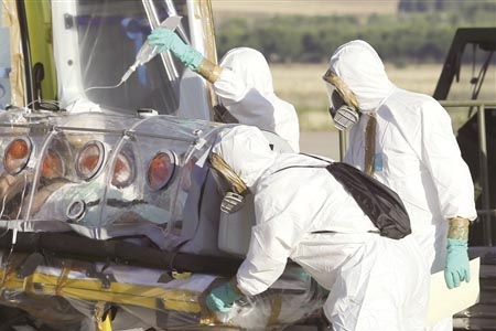 穿醫(yī)用防護(hù)戴防毒面具對(duì)患者遺體進(jìn)行埃博拉病毒消毒處理