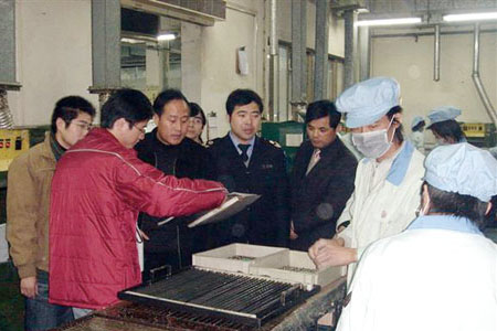 普通活性炭口罩無法有效防護(hù)陶瓷生產(chǎn)中的有毒粉塵