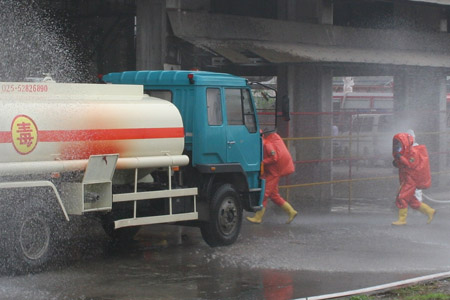 運輸過程中發(fā)生氯氣泄漏，消防隊緊急救援