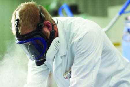 戴防毒面罩預(yù)防塵毒有害物質(zhì)對人體的傷害