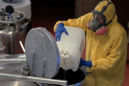 操作員戴著3M防毒面具6800周轉(zhuǎn)化學(xué)溶劑