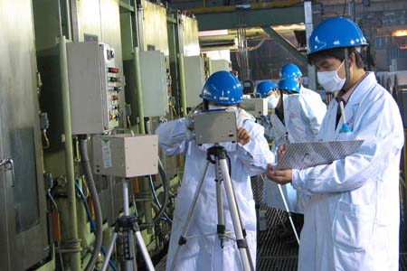 技術(shù)人員戴著普通防塵口罩抽檢設(shè)備安全性