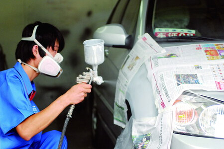 小伙子戴著3M620P防毒面具對汽車噴漆