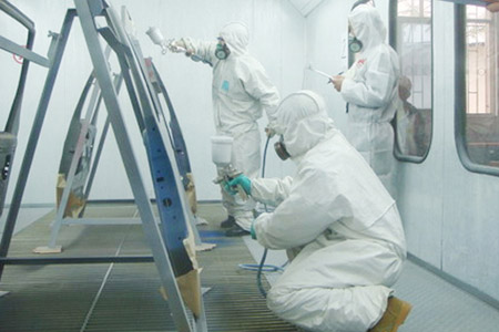 員工在密閉空間穿戴個(gè)人防護(hù)用品對(duì)汽車骨架進(jìn)行噴漆作業(yè)