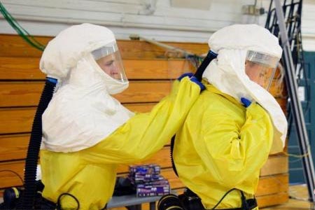 埃博拉醫(yī)護人員穿雷克蘭防護服戴送風式頭罩預防埃博拉