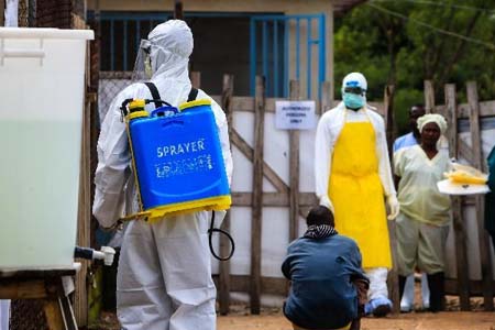 佩戴全套埃博拉病毒防護(hù)用品對(duì)疫區(qū)消毒