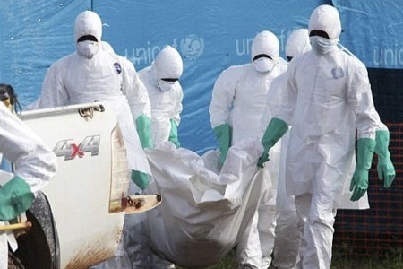 醫(yī)護人員穿戴埃博拉病毒防護用品運送患者