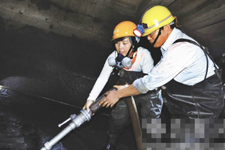 戴防毒面罩進行下水道清淤作業(yè)