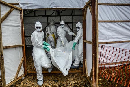醫(yī)護(hù)人員做好埃博拉病毒個(gè)人防護(hù)對(duì)患者尸體進(jìn)行處理