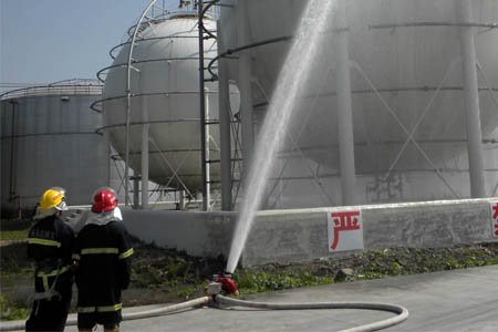 發(fā)生二甲醚儲(chǔ)罐發(fā)生泄漏，消防員緊急處理
