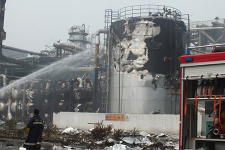 消防人員對(duì)發(fā)生爆炸的甲醇存儲(chǔ)罐進(jìn)行滅火救援