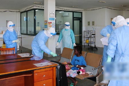 西非醫(yī)護(hù)人員穿戴埃博拉防護(hù)用品照顧患者