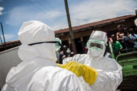 戴埃博拉防護(hù)眼罩的西非醫(yī)護(hù)人員