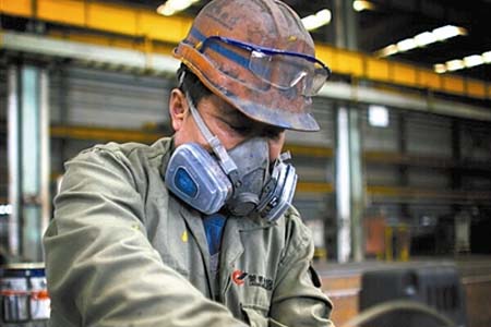 戴防毒面罩維修保養(yǎng)噴霧機(jī)設(shè)備