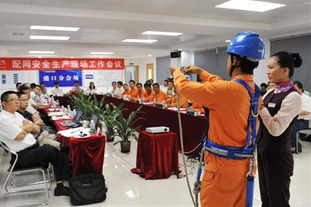 現(xiàn)場教學(xué)高空安全帶組成及佩戴方法