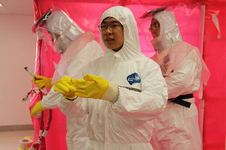穿防輻射防護(hù)服工作的醫(yī)護(hù)人員