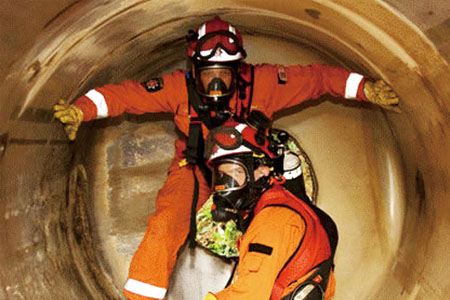 穿戴空氣呼吸器在下水道內(nèi)作業(yè)