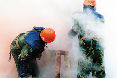 在有毒場所作業(yè)的工人配個人防護(hù)用品處理事故