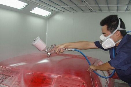 戴防毒口罩對汽車蓋噴漆作業(yè)