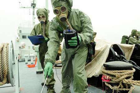 戴防毒面具處理核輻射事故