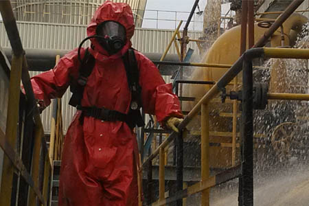 化工廠穿戴個(gè)人防護(hù)用品防護(hù)