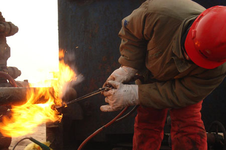 鍛造廠工人佩戴個人防護用品作業(yè)