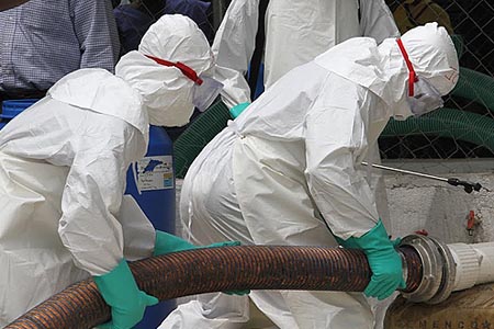 醫(yī)療護(hù)理人員佩戴埃博拉防護(hù)用品處理疫情