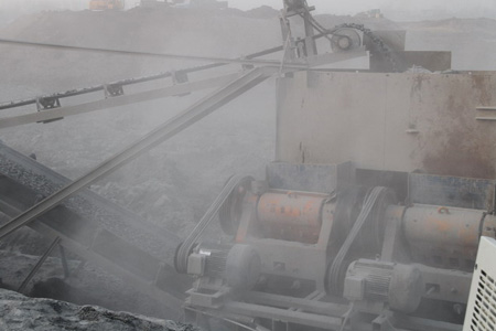 礦山作業(yè)工人戴防塵口罩在粉塵中作業(yè)