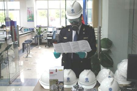 環(huán)境監(jiān)測(cè)人員佩戴個(gè)人防護(hù)用品對(duì)有毒物品檢測(cè)