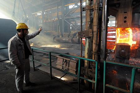 冶金鍛造工人戴防毒口罩作業(yè)