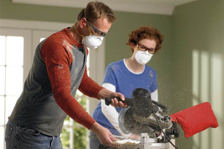 戴3M防塵口罩進行打磨作業(yè)